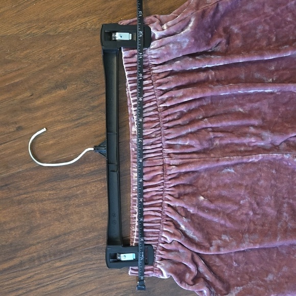 Forever 21 Small Dusty Pink Crushed Velvet Shorts - Picture 8 of 8